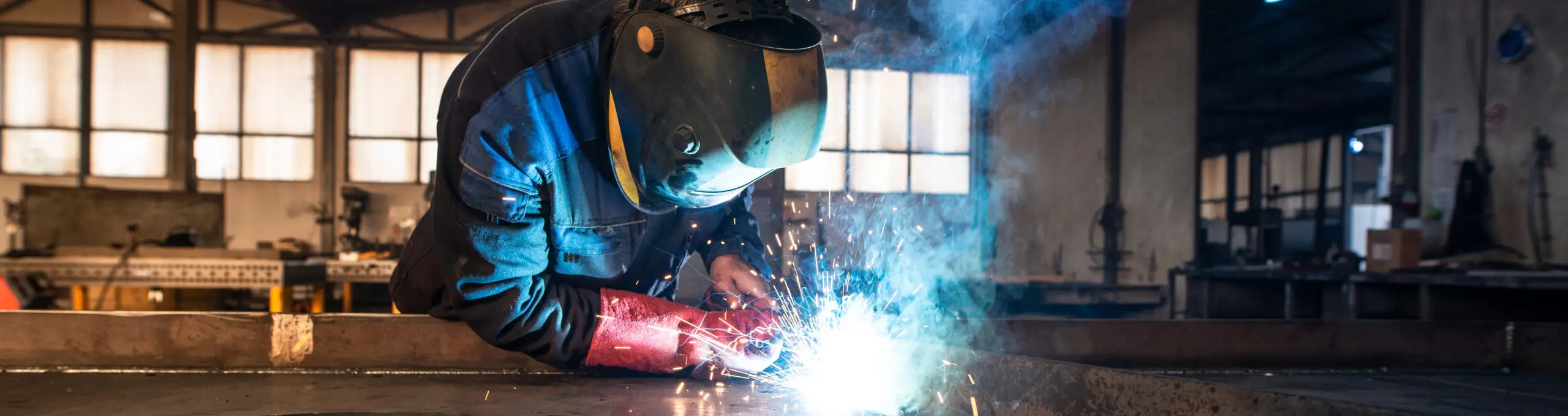 Präzision aus Metall – Fachkräfte, die jeden Funken wert sind.