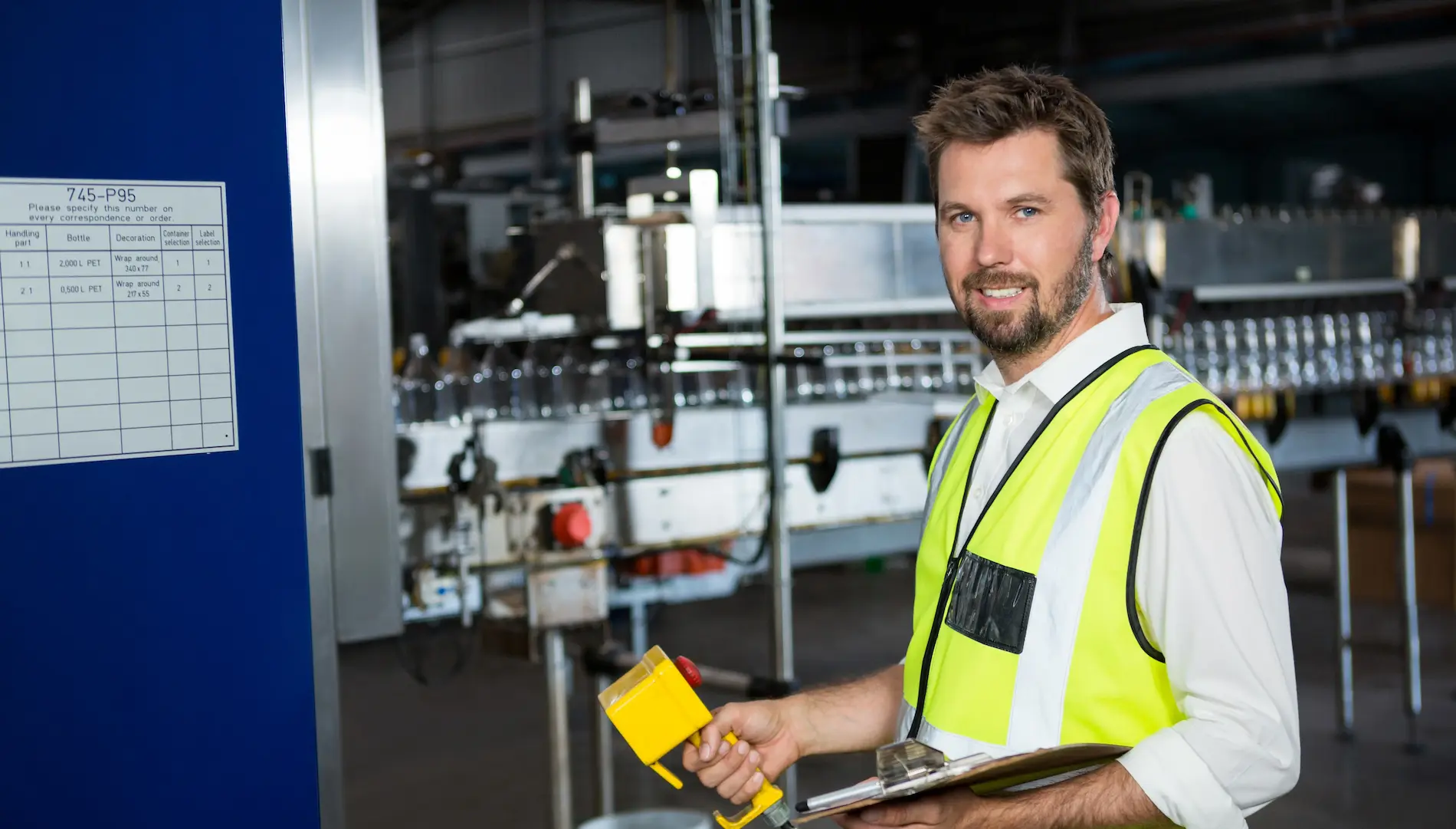 Produktionsmitarbeiter in Industrieanlage – Fachkräfte für Produktion und Personalleasing in Wien und ganz Österreich