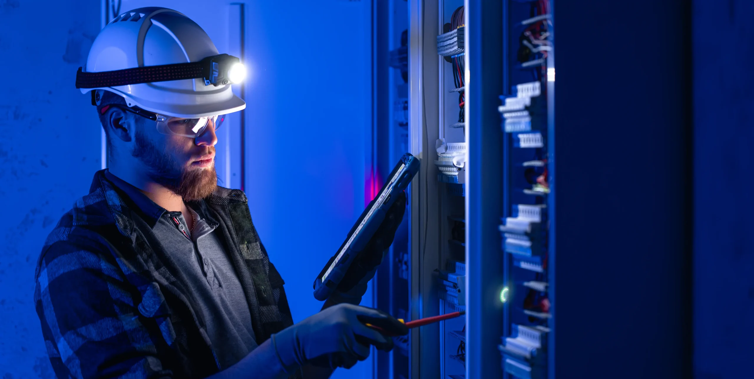 Elektriker bei Arbeit am Schaltschrank – qualifizierte Fachkräfte für Personalleasing und Arbeitskräfteüberlassung in Wien und ganz Österreich