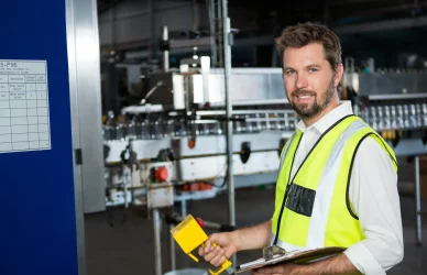 Produktionsmitarbeiter in Industrieanlage – Fachkräfte für Produktion und Personalleasing in Wien und ganz Österreich