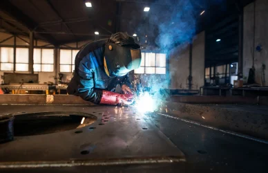 Schweißer bei Metallarbeit in Werkhalle – Fachkräfte für Personalleasing und Arbeitskräfteüberlassung in Wien und ganz Österreich