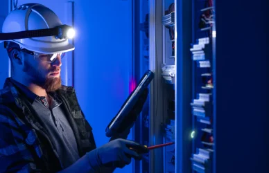 Elektriker bei Arbeit am Schaltschrank – qualifizierte Fachkräfte für Personalleasing und Arbeitskräfteüberlassung in Wien und ganz Österreich